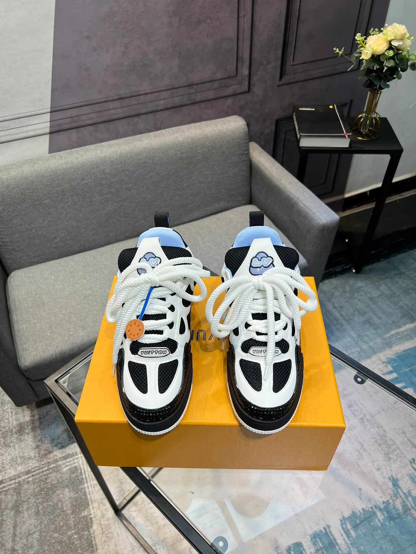 Men's men's shoes💰800 LV top version new style purchasing quality LV~Louis Vuitton LV TRAINER's best-looking sneakers, donkey brand strongly promotes new products, official website limited edition retro basketball sneakers! Both high-top and low-top models spent money to purchase 1:1 accurate reproductions of the originals. The details are invincible and full of sincerity. The imported custom-made original cowhide leather is the same as the original package. The details are 100% restored. The private model customizes the original one-piece TPU outsole. It is different from other brands. Without the original version, this effect cannot be achieved!                Men's and women's models 35-40 39-45 (46 is custom-made and cannot be returned or exchanged)
